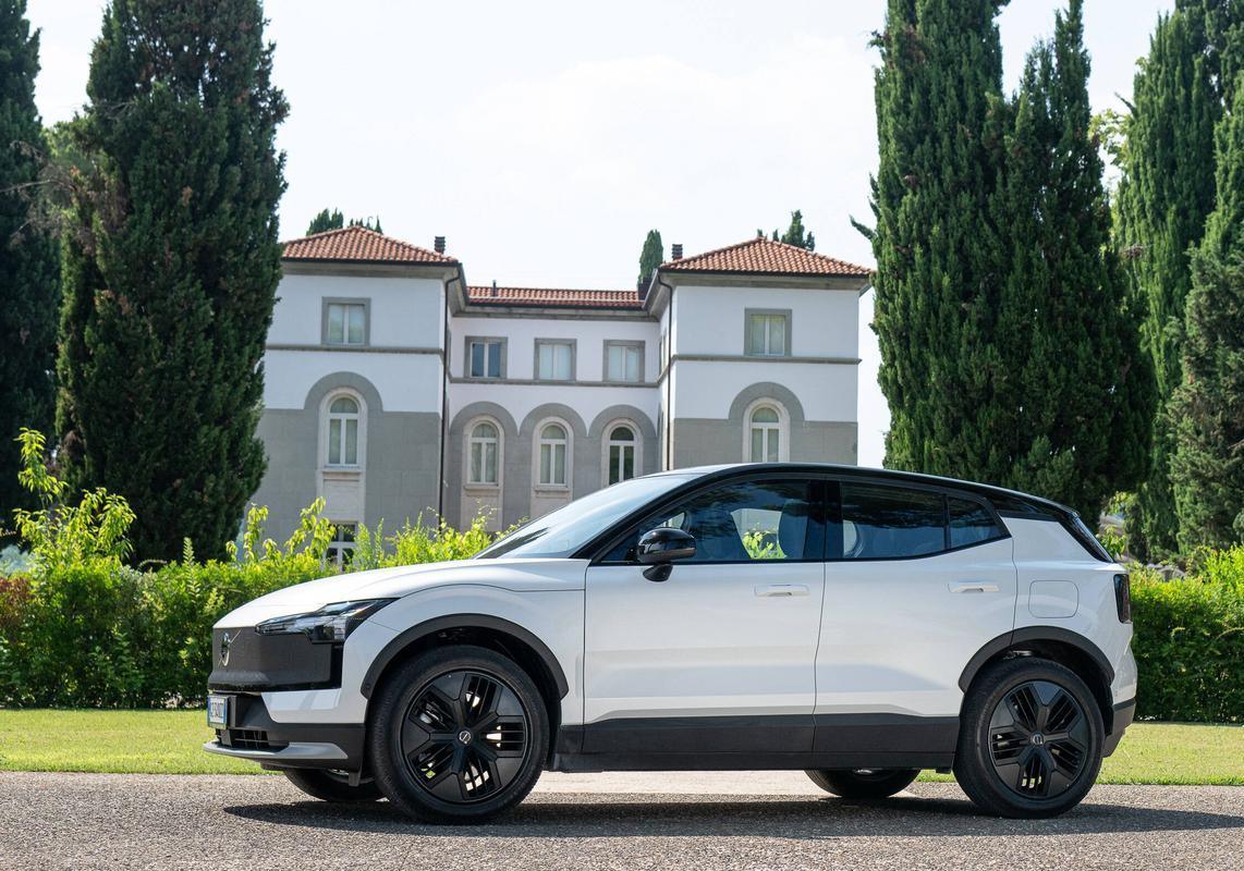 Volvo EX30 Cross Country immagine