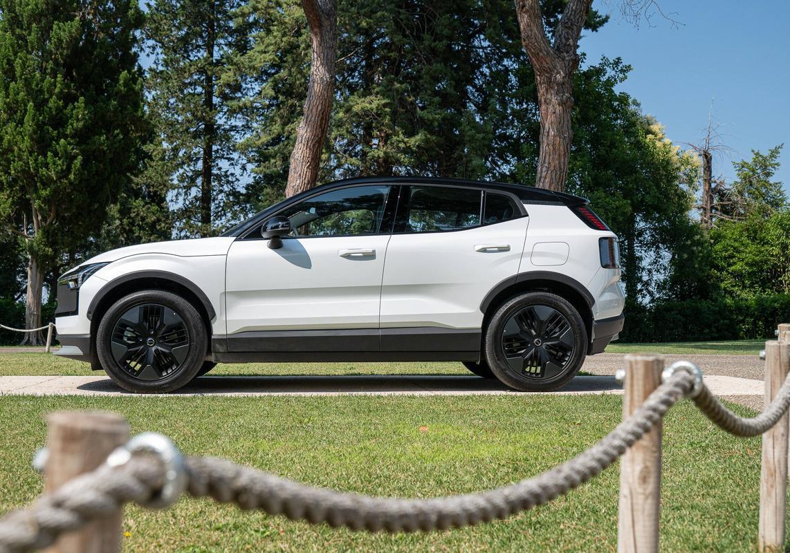 Volvo EX30 Cross Country profilo