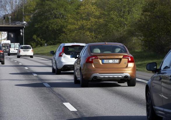 Volvo S60 nel traffico tre quarti posteriore