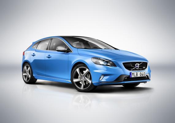 Volvo V40 R-Design tre quarti anteriore sfondo bianco