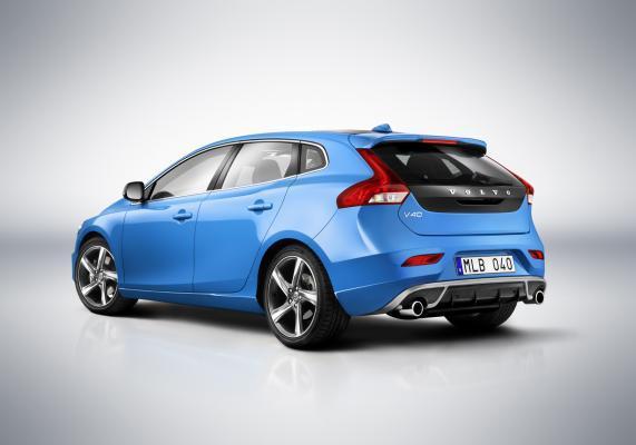 Volvo V40 R-Design tre quarti posteriore sfondo bianco