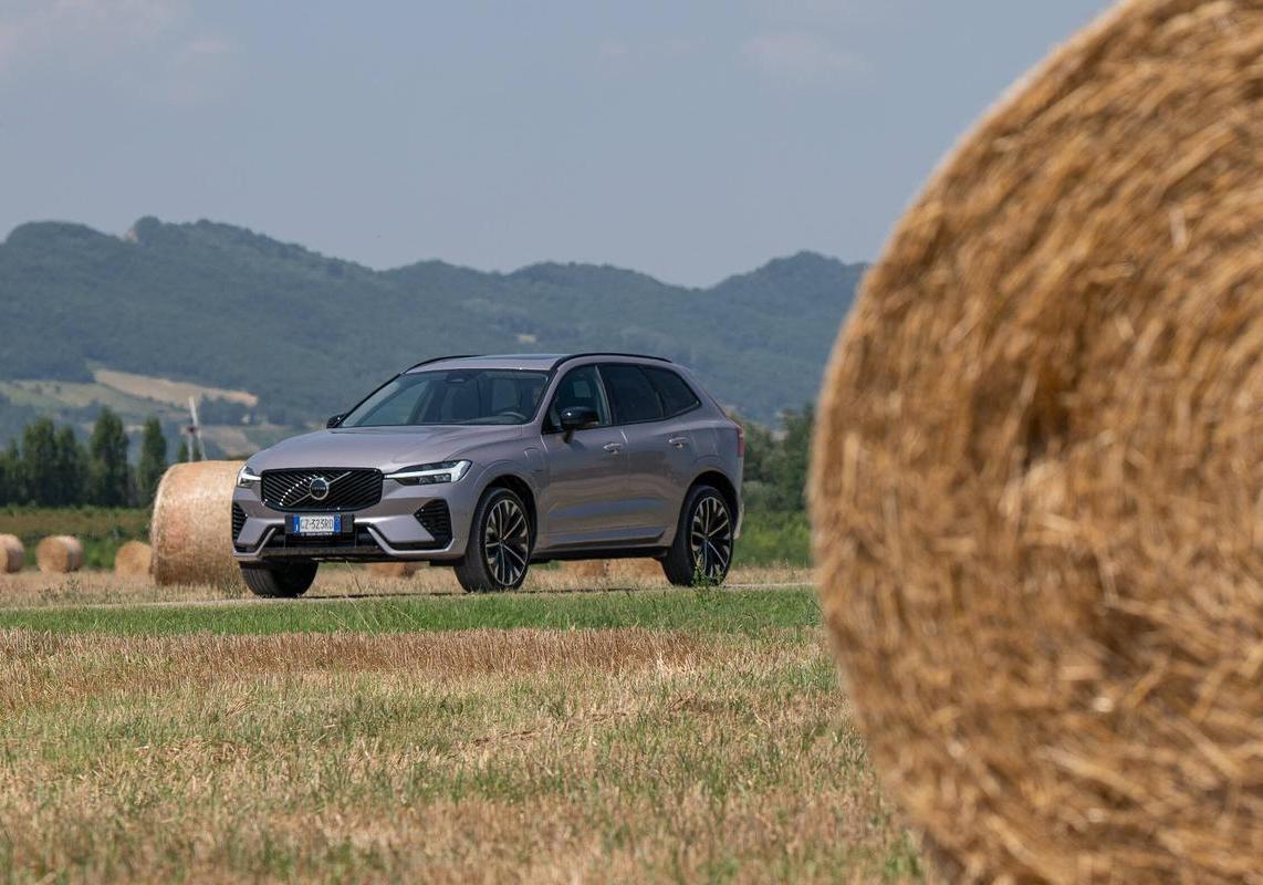 Volvo XC60 T6 Plug-in Hybrid 2025 foto