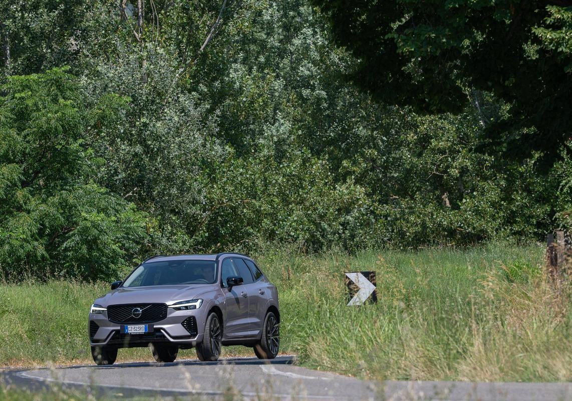 Volvo XC60 T6 Plug-in Hybrid 2025 immagine 2
