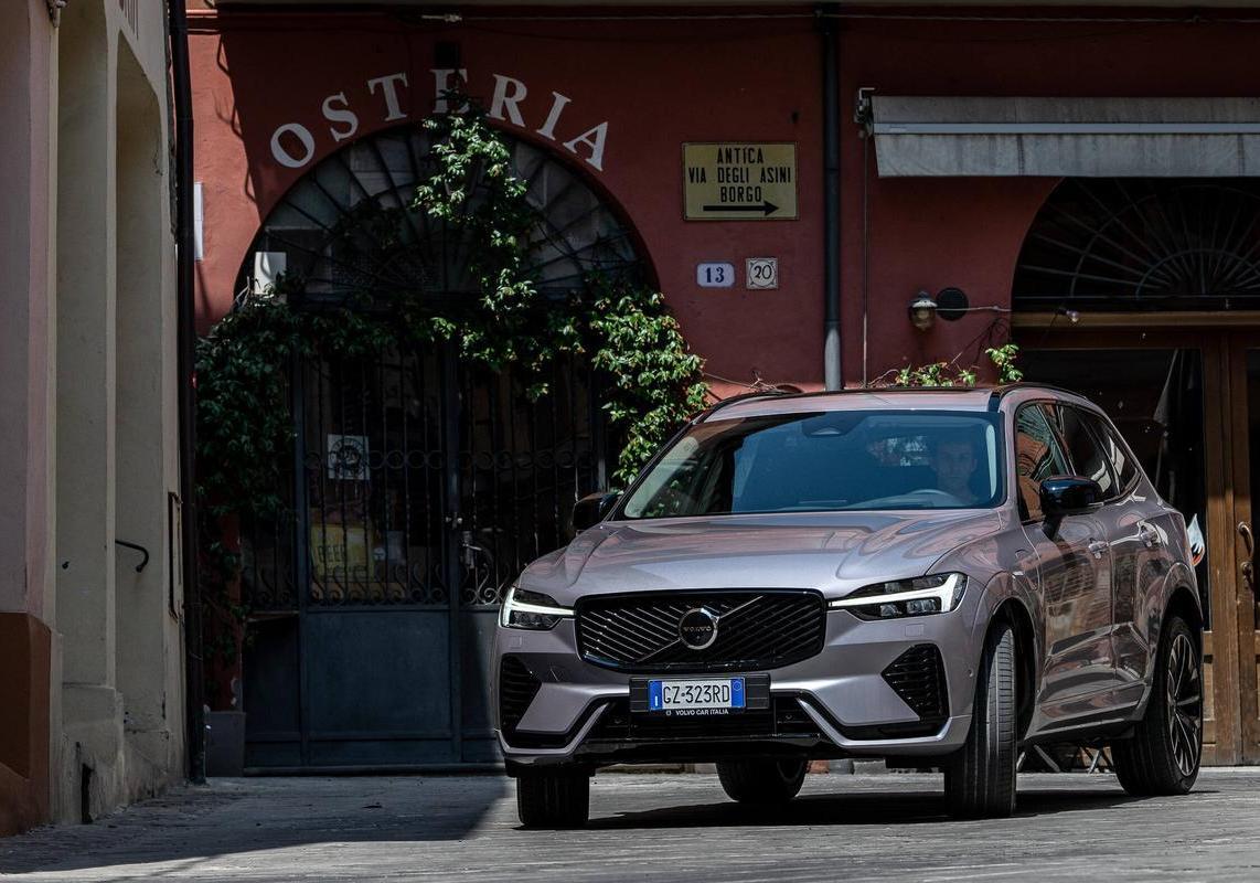 Volvo XC60 T6 Plug-in Hybrid 2025 immagine