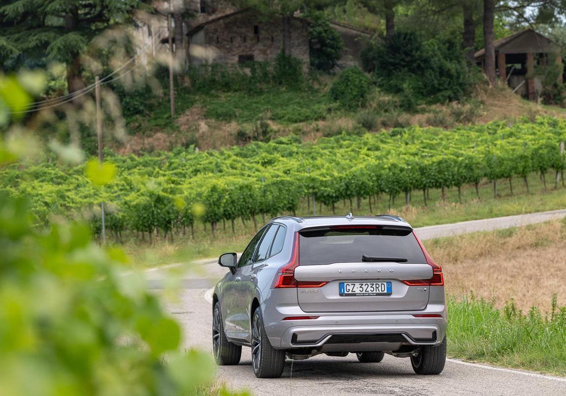 Volvo XC60 T6 Plug-in Hybrid 2025 posteriore