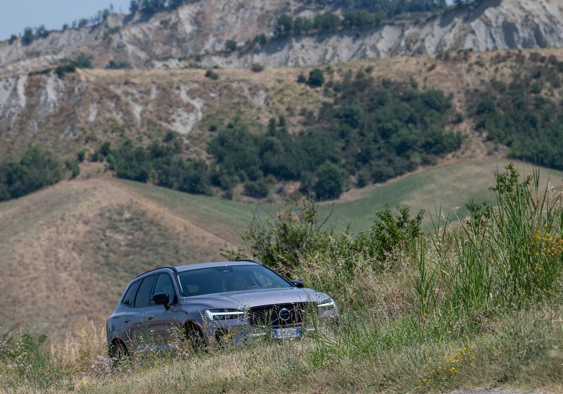 Volvo XC60 T6 Plug-in Hybrid 2025 prova