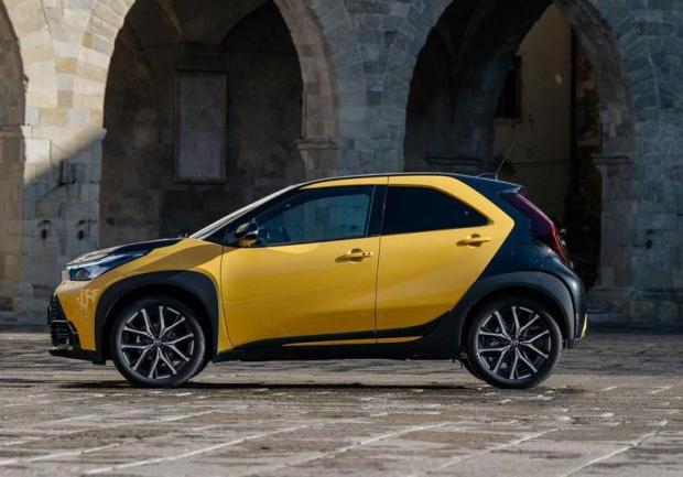 Aygo X Full Hybrid - visione laterale