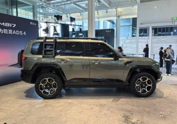 Dongfeng Warrior M817 - vista laterale