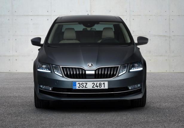 Skoda Octavia frontale grigia