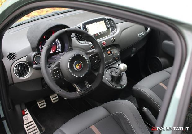 Abarth 695 70° Anniversario volante e sedili