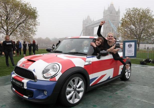 Alcune ragazze dal finestrino di una Mini per il Guinness World Record