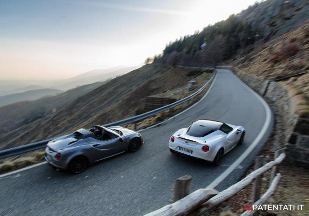 Alfa Romeo 4C Coupé vs 4C Spider su strada posteriore