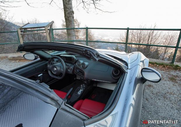 Alfa Romeo 4C Spider interni tetto scoperto