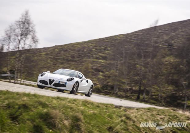 Alfa Romeo 4C su strada tre quarti anteriore