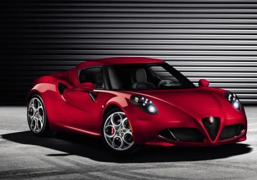 Alfa Romeo 4C tre quarti anteriore