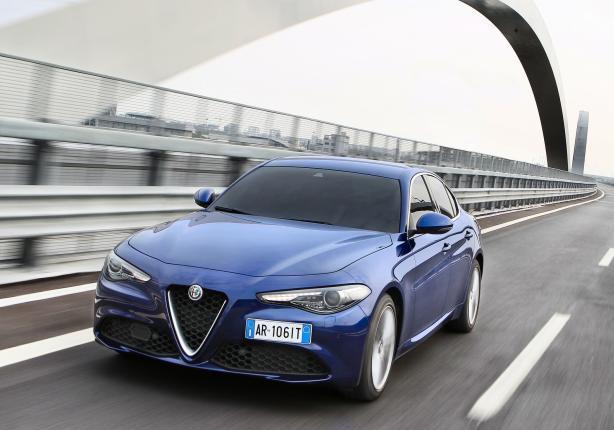 Alfa Romeo Giulia 2.0 turbo blu frontale