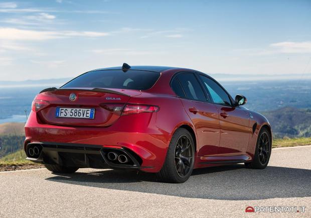 Alfa Romeo Giulia Quadrifoglio rosso tristrato foto