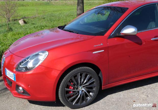 Alfa Romeo Giulietta 2.0 JTDm 150cv dettaglio sezione tre quarti anteriore