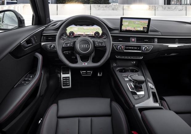 Audi A4 Avant S line Black interni