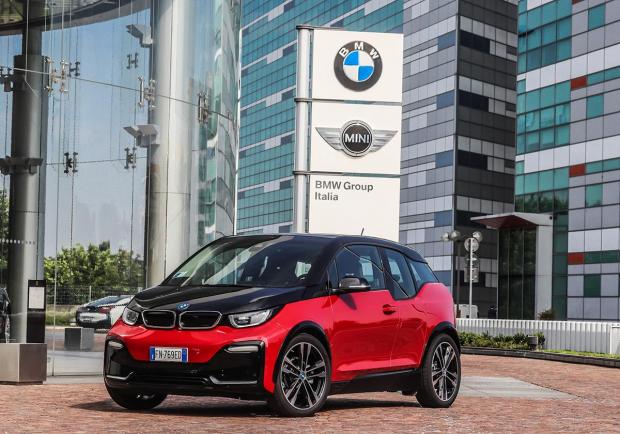 BMW Italia, la sede che alimenta le proprie auto 01