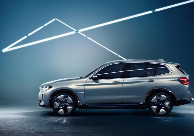 BMW iX3 Concept profilo