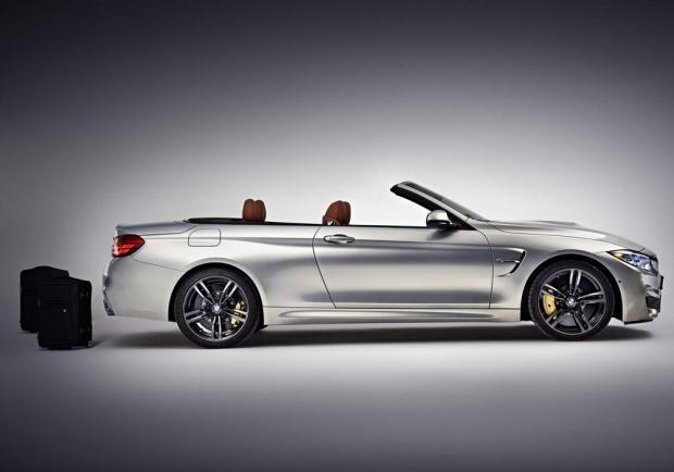 BMW M4 Cabrio con tetto ripiegato