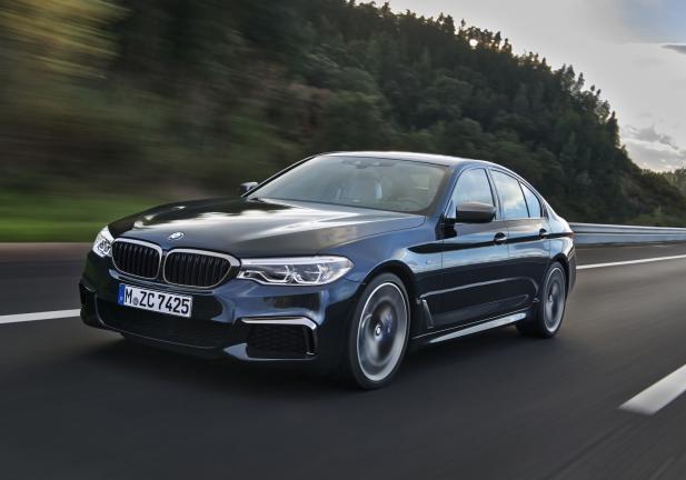 BMW M550i xDrive tre quarti anteriore