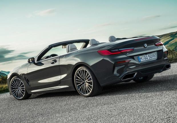 BMW serie 8 Cabrio tre quarti posteriore