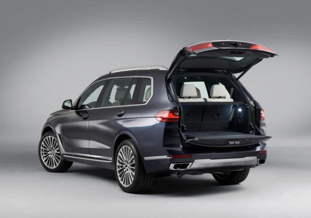 BMW X7 portellone aperto