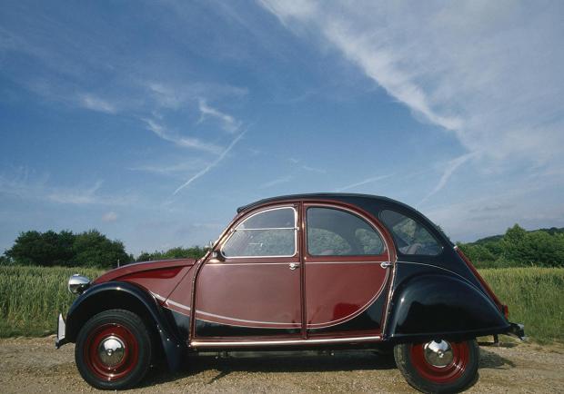 Citroen, una moto per i 70 anni della 2CV 06