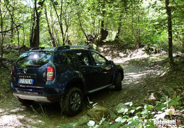 Dacia Duster 1.5 dCi 110 CV 4x4 fuoristrada tre quarti posteriore