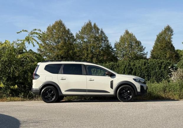 Dacia Jogger Hybrid 155cv Extreme profilo