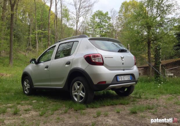 Dacia Sandero Stepway 0.9 Turbo GPL tre quarti posteriore