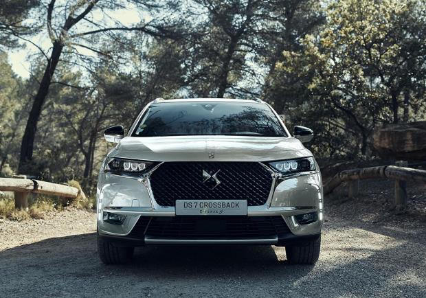 DS 7 Crossback E-Tense 4x4, ora la Suv compatta è ibrida 01