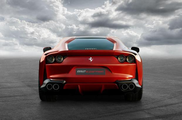 Ferrari 812 Superfast foto posteriore