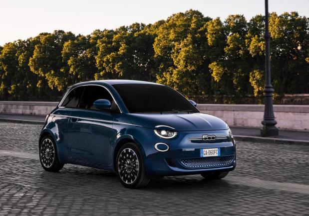 Fiat 500 elettrica blu