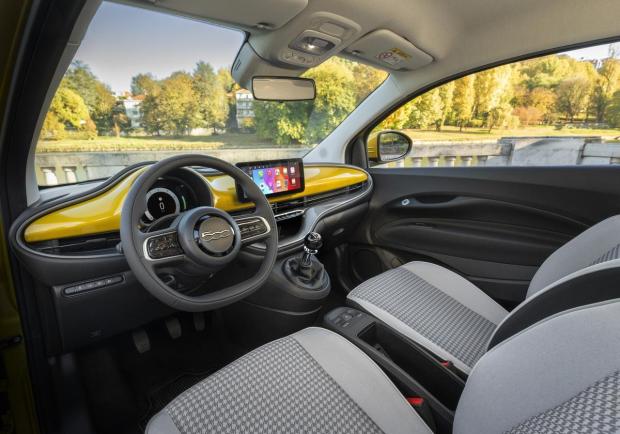 Fiat 500 Hybrid 2025 Torino abitacolo