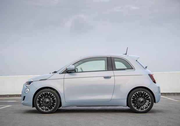 Fiat 500e azzurra