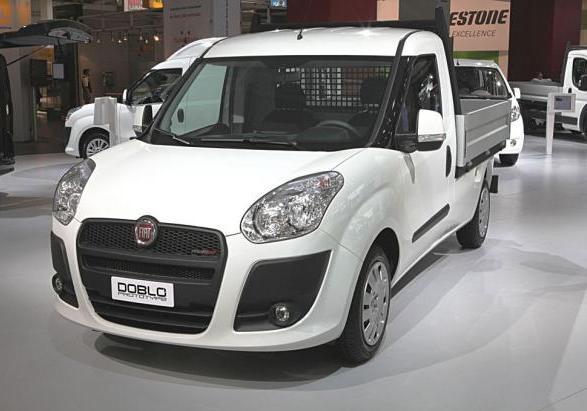 Fiat Doblò Autocarro tre quarti anteriore