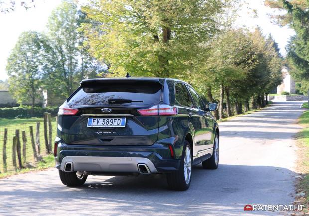 Ford Edge Vignale tre quarti posteriore in movimento