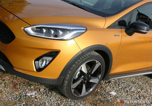 Ford Fiesta Active fari anteriori