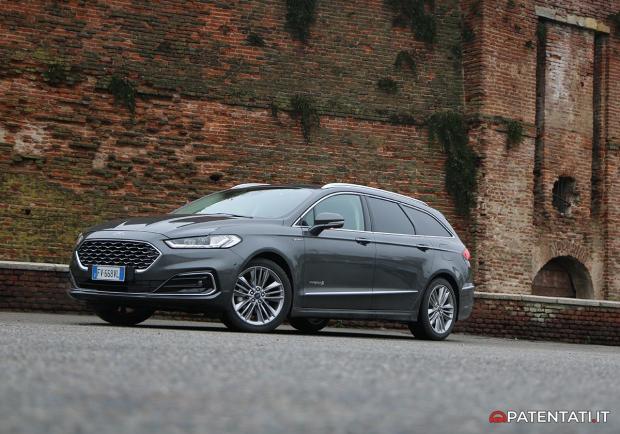 Ford Mondeo SW Vignale Hybrid tre quarti anteriore