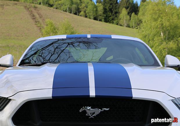 Ford Mustang 5.0 V8 GT dettaglio strisce sul cofano