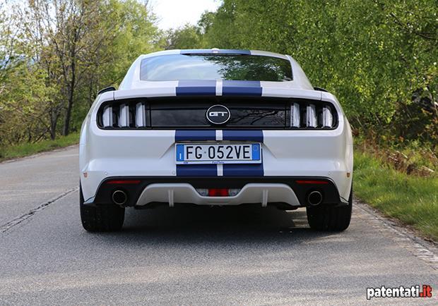 Ford Mustang 5.0 V8 GT posteriore