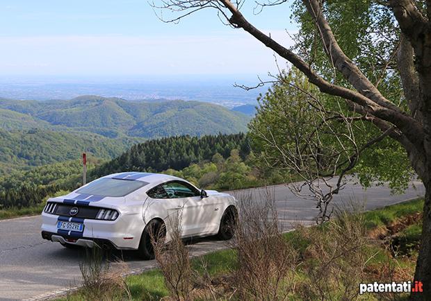 Ford Mustang 5.0 V8 GT tre quarti posteriore