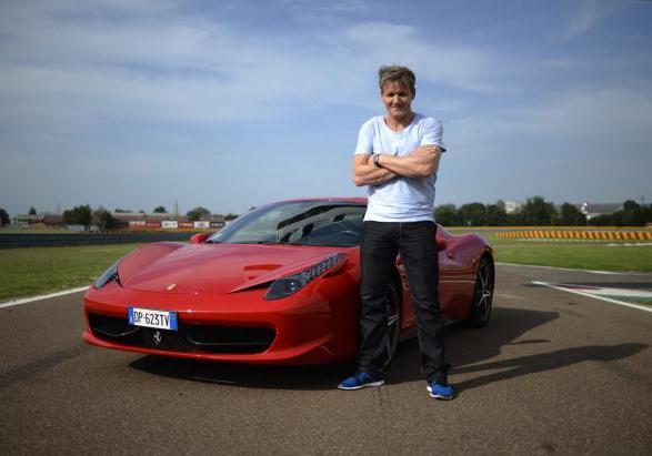 Gordon Ramsay davanti alla Ferrari 458 Italia