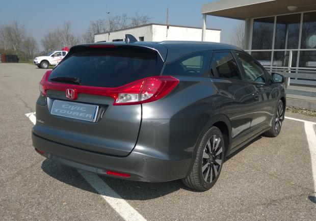 Honda Civic Tourer tre quarti posteriore a Vairano