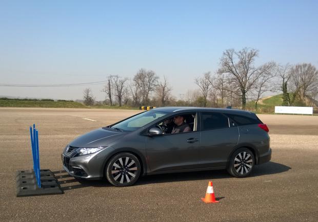 Honda Civic Tourer a Vairano arresto automatico con il sistema attivo di frenata immagine 2