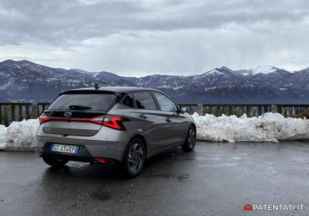 Hyundai i20 ibrida 2021 foto