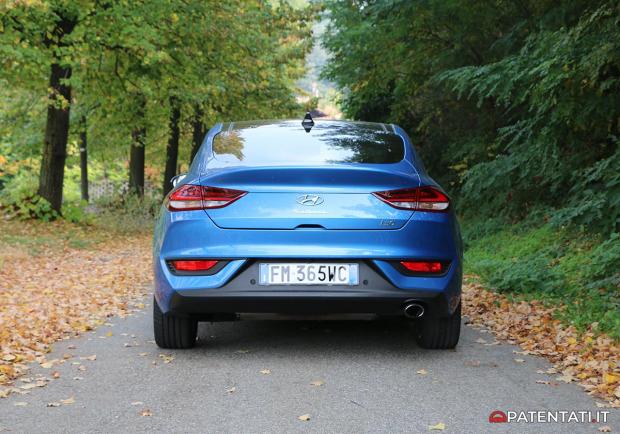 Hyundai i30 Fastback 1.4 T-GDi 140 CV DCT foto posteriore